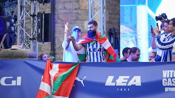 Los jugadores del Deportivo Alavés celebran su ascenso a Primera División en la Plaza de la Virgen Blanca, 19 de junio de 2023, en Vitoria-Gasteiz, Álava, País Vasco (España). El Deportivo Alavés logró el sábado 17 de junio el ascenso a la Primera División tras vencer por 0-1 al Levante UD en la vuelta de la final de la LaLiga SmartBank, con un gol marcado de penalti por Asier Villalibre en el tiempo añadido de la prórroga, a raíz de una mano de Rober Pier.
19 JUNIO 2023;CELEBRACIÓN;DEPORTE;FÚTBOL;FUTBOLISTAS;AFICIÓN;FOROFOS;;PIXELADA
Iñaki Berasaluce / Europa Press
19/06/2023