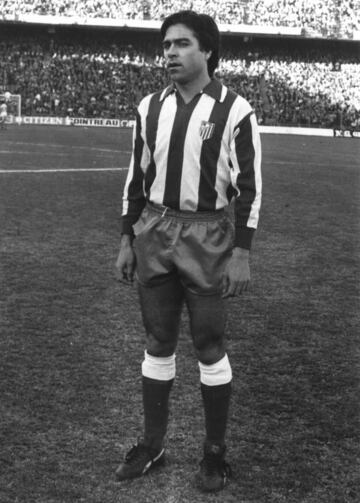 Tras destacar en Cádiz y Betis firmó en 1980 por el Atlético de Madrid. En el equipo madrileño solo dispiutó una temporada, jugando solamente 5 partidos y anotando un gol.