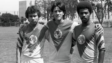 EFRAIN MUNGUIA, RUBEN ABARCA, GERALDO DOS SANTOS OF THE AMERICAN TEAM IN 1984.
<br><br>
(I-D), EFRAIN MUNGUIA, RUBEN ABARCA, GERALDO DOS SANTOS DEL EQUIPO AMERICA EN 1984.
<br><br>
DAVID LEAH/ARCHIVO HISTORICO MEXSPORT