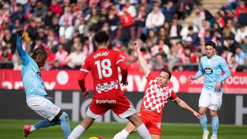 GIRONA, 01/03/2025.- El centrocampista hispano-guineano del Celta laix Moriba (i) intenta controlar el balón ante el defensa checho del Girona Ladislav Krejcí (c) y el brasileño Arthur Melo durante encuentro que disputan en el estadio Montilivi, este sábado, correspondiente a la jornada 26 de LaLiga. EFE/ David Borrrat