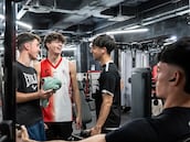 09/12/2025 - Reportaje Gimnasios. Synergym Lleida - ©Jordi Adrià -----PIEFOTO----- Jóvenes en un gimnasio de Synergym en Lleida.