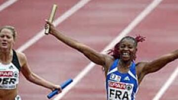 <b>CLAVE.</B> El relevo efectuado por Odiah Sidibe ha sido determinante para que Francia ganara la medalla de oro en el relevo 4x100.