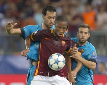 Seydou Keita con Sergi Busquets y Jordi Alba.