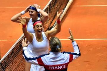 Carolina Garcia (C) celebra junto a Kristina Mladenovic (top) y la capitana francesa Amelie Mauresmo. 