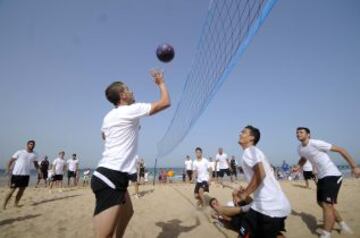 La plantilla sevillista se entrenó esta mañana en la playa Costa Ballena. Los jugadores nervionenses corrieron primero sobre el campo de golf aledaño y luego se pusieron el bañador para jugar al voley-playa. Después llegó la hora de meterse en el mar y realizar varios ejercicios. En medio de muy buen ambiente, hasta intentaron hacer un castillo humano, que no consiguieron completar.