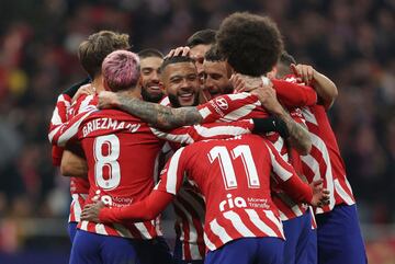 2-0. Memphis Depay celebra con sus compañeros el segundo gol que marca en el minuto 25 de partido.