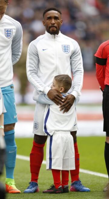 England's Jermain Defoe with mascot Bradley Lowery before the match.