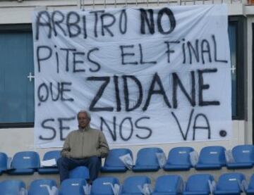 Cartel dedicado al árbitro para "evitar" que Zidane se retire.