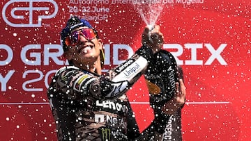 Márquez en lo alto del podio de Mugello.