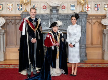 La Reina Isabel II de Inglaterra con el Rey Felipe VI de España y la Reina Letizia de España, después de que el rey fuera investido como Caballero Supernumerario de la Jarretera, superior de la Orden del Servicio en la Capilla de San Jorge en el Castillo de Windsor el 17 de junio de 2019 en Windsor, Inglaterra.
