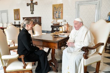El Papa Francisco se reuni車 con la Vicepresidenta Segunda del Gobierno y Ministra de Trabajo y Econom赤a Social de Espa?a, Yolanda D赤az P谷rez, durante una audiencia en el Palacio Apost車lico el 2 de febrero de 2024 en la Ciudad del Vaticano.