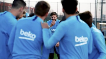 Piqu&eacute;, en la imagen a punto de pasar por un pasillo de jugadores del Bar&ccedil;a en un entrenamiento, monopoliza la previa del partido ante el Espanyol