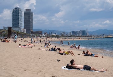  Es quizás la playa más emblemática de todo Barcelona. Situada en el barrio que recibe el mismo nombre, destaca por ser de las más populares y animadas, contando en sus alrededores con una gran cantidad de restaurantes y chiringuitos, convirtiéndola en una gran opción.