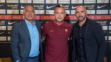 Radja Nainggolan posa junto a Monchi en su &uacute;ltimo acto de renovaci&oacute;n con la AS Roma.