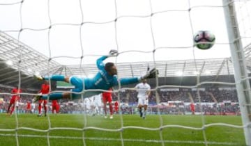 Roberto Firmino nods past Lukasz Fabianski to make it 1-1