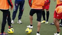 Roberto reta a Stuani en un partido de altos vuelos