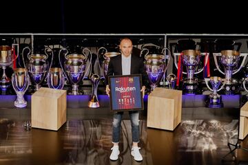 El emotivo homenaje a Iniesta