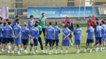 EL CLUB RATIFICA A JIM&Eacute;NEZ. Manolo Jim&eacute;nez, rodeado por sus futbolistas antes de comenzar el entrenamiento de ayer en la Ciudad Deportiva.