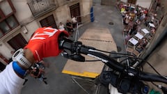 Vertiginoso descenso en bici por las estrechas calles de Vigo