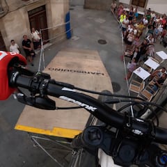 Vertiginoso descenso en bici por las estrechas calles de Vigo