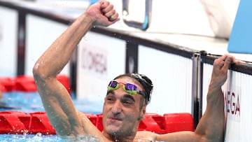 El nadador paral&iacute;mpico espa&ntilde;ol Miguel Luque celebra su medalla de plata en la prueba de 50 metros braza en categor&iacute;a SB3 en los Juegos Paral&iacute;mpicos de Tokio 2020.