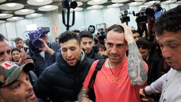 El español Santiago Sánchez Cogedor llega tras ser liberado de una cárcel de Irán, en el aeropuerto Adolfo Suárez-Madrid Barajas, a 2 de enero de 2024, en Madrid (España). El español ha viajado a España en un vuelo procedente de Dubái tras ser liberado por la policía iraníe,  después de estar encarcelado 15 meses en Irán. El hombre fue detenido en 2022 cuando visitaba la tumba de Mahsa Amini durante un viaje a pie por todo el mundo que realizaba con el destino final de Catar, con motivo del Mundial de Fútbol celebrado en ese país.
02 ENERO 2024;COGEDOR;IRÁN;AMINI;ACTIVISMO;FAMILIA;FAMILIARES;ACOGIDA;VUELO;
Alejandro Martínez Vélez / Europa Press
02/01/2024