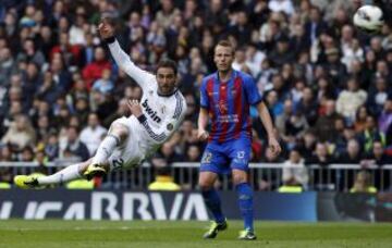 Gonzalo Higuain marc&oacute; este golazo de volea para empatar (1-1) ante el Levante.