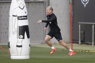 Dani Olmo entrenándose en con el club blaugrana. El jugador español acaparó todos las mirada del entrenamiento previo al partido de Copa del Rey frente al Barbastro.