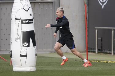 Dani Olmo entrenándose en con el club blaugrana. El jugador español acaparó todos las mirada del entrenamiento previo al partido de Copa del Rey frente al Barbastro.