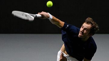 Daniil Medvedev saca durante su partido ante Marin Cilic en la final de la Copa Davis entre la Federaci&oacute;n de Tenis de Rusia y Croacia en el Madrid Arena de Madrid.