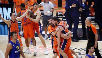 Van Rossom es felicitado por sus compañeros.