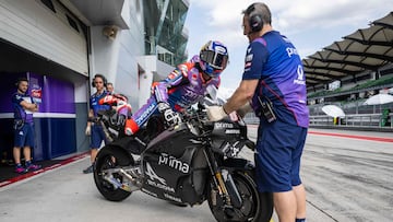 Toprak Razgatlioglu sale del pitlane durante los test de Sepang.
