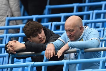 Manchester (United Kingdom), 26/12/2024.- Manchester City supporters look dejected after the English Premier League soccer match 