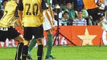 <b>GOLAZO. </b>Gerardo empató para el Málaga al botar una falta desde el borde del área.