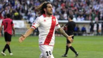 El delantero argentino del Rayo Vallecano Joaqu&iacute;n Larrivey celebra la consecuci&oacute;n del segundo gol de su equipo ante el Almer&iacute;a.