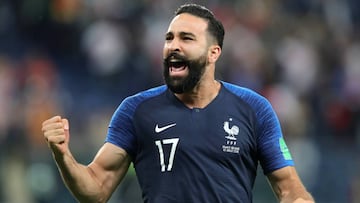 El futbolista franc&eacute;s Adil Rami celebrando la victoria de su selecci&oacute;n en las semifinales del Mundial de Rusia contra B&eacute;lgica.