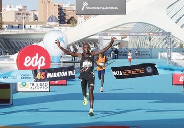 El keniano ganó en Valencia dejando el crono en 2h:3'. Mejor marca en Valencia.