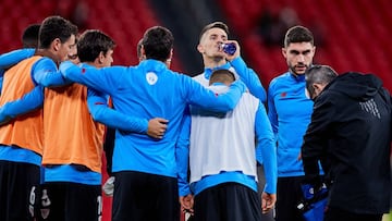 Piña del equipo en San Mamés