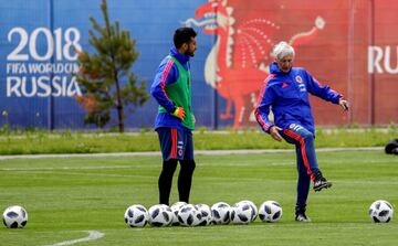 La Selección Colombia realizó su primer entrenamiento abierto al público en el estadio Sviyaga en Rusia, preparando el debut mundialista del 19 de junio ante Japón en Saransk. James y Barrios, los ausentes.