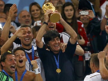 Campe車n del mundo con Alemania en Brasil 2014. Low tambi谷n fue futbolista y jugaba delantero. Fue jugador del Friburgo, Stuttgart, Eintracht de Frankfurt, Karlsruher y acab車 su carrera de futbolista en Suiza donde jug車 en el Schaffhaussen, Winterthur (donde entren車 al equipo juvenil mientras jugaba en el primer equipo) y en el Frauenfeld, donde en la temporada 94-95 fue jugador-entrenador.