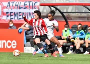 La jugadora de 39 años anunció el pasado 9 de junio su retirada. Tras pasar 17 años en el Athletic Club de Bilbao, Erika es la jugadora con más partidos, 423, y con más goles, 264, de la historia del club rojiblanco. El último lo marcó en la última jornada de Liga, consiguiendo así otro récord: marcar durante 19 años consecutivos. Si bien hay que matizar que debutó en la temporada 2002/2003 en la SD Lagunak hasta que dos años después llegó al Athletic. En su palmarés cuenta con tres títulos de Liga.