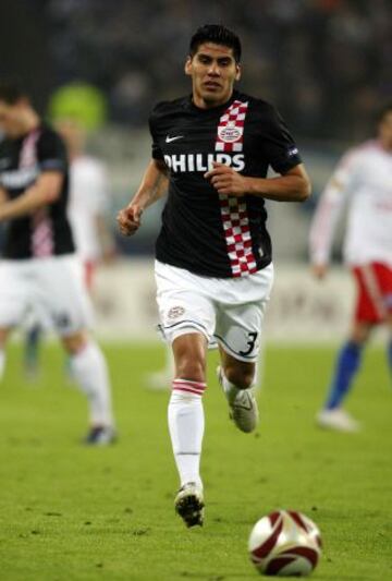 Carlos Salcido llegó al PSV en 2006, fue el segundo mexicano en la Eredivisie.