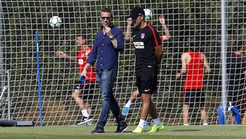 Andrea Berta con Simeone, en el entrenamiento.