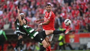 A packed Estadio da Luz saw the Lisbon giants play out a tense 1-1 draw which keeps Sporting in the driving seat with one game remaining.