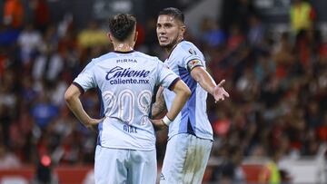 Jugadores de Cruz Azul durante el partido de la Jornada 1 contra el Atlas.