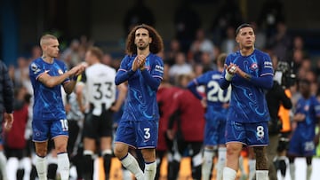 Soccer Football - Premier League - Chelsea v Newcastle United - Stamford Bridge, London, Britain - October 27, 2024 referee Simon Chelsea's Enzo Fernandez and Marc Cucurella applauds fans after the match REUTERS/Isabel Infantes EDITORIAL USE ONLY. NO USE WITH UNAUTHORIZED AUDIO, VIDEO, DATA, FIXTURE LISTS, CLUB/LEAGUE LOGOS OR 'LIVE' SERVICES. ONLINE IN-MATCH USE LIMITED TO 120 IMAGES, NO VIDEO EMULATION. NO USE IN BETTING, GAMES OR SINGLE CLUB/LEAGUE/PLAYER PUBLICATIONS. PLEASE CONTACT YOUR ACCOUNT REPRESENTATIVE FOR FURTHER DETAILS..