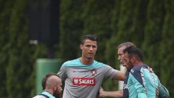 Cristiano Ronaldo con Meireles y Beto.