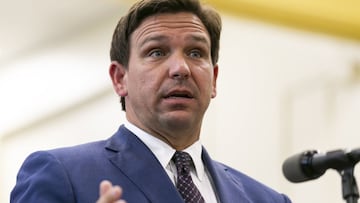 El gobernador de Florida, Ron DeSantis, en el centro, habla durante una conferencia de prensa en West Miami Middle School en Miami el martes 4 de mayo de 2021. 