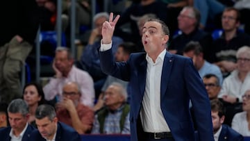 BARCELONA, 14/11/2025.- El técnico del FC Barcelona, Oscar Orellana, durante el encuentro correspondiente a la fase regular de la Euroliga que disputan hoy viernes FC Barcelona y Virtus Bolonia en el Palau Blaugrana, en Barcelona. EFE / Alejandro García.