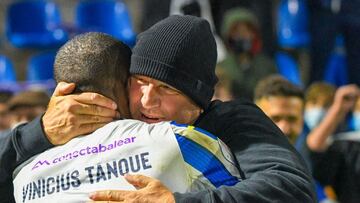 Ingo Volckmann abraza a Vinicius Tanqyue, hoy jugador del Melilla.